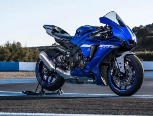 Yamaha uwalnia 2025 R1 i R1M, z spoilerem z włókna węglowego, ulepszonymi amortyzatorami i hamulcami